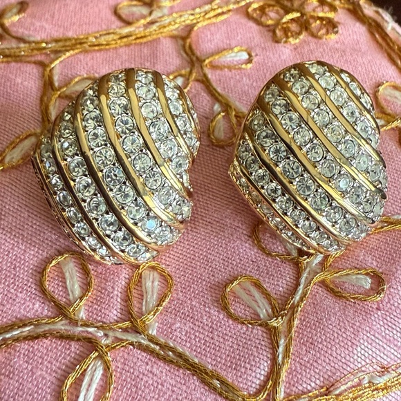 Vintage 80s Signed SAL Swarovski Pavé Crystal & Gold Tone Heart Cip‎ On Earrings - Picture 1 of 10